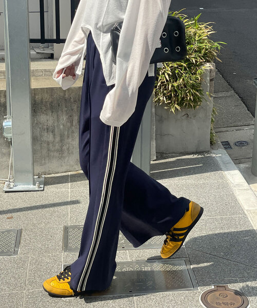 Tacky フレアトラックパンツ adidas（アディダス）の「フレアトラックパンツ [FLARED TRACK
