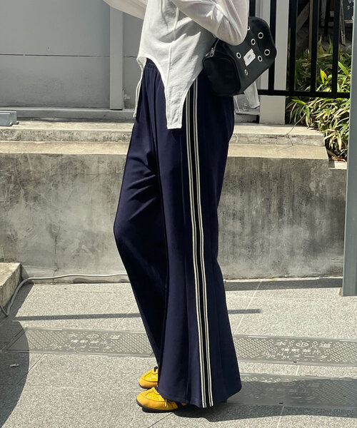 CIAOPANIC(チャオパニック)の「トラックラインフレアパンツ(その他パンツ・レディース・ブラウン/ベージュ/ネイビー・SMALL/MEDIUM)」の21枚目の写真