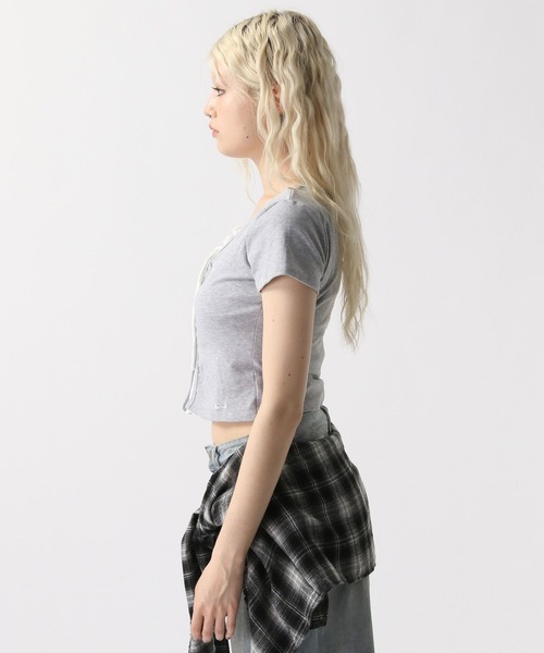 FOREVER 21（フォーエバー トゥエンティーワン）の「【2025SS】レイヤード風フリルＴシャツ（Tシャツ/カットソー・レディース・ネイビー/グレー/レッド・FREE）」の22枚目の写真