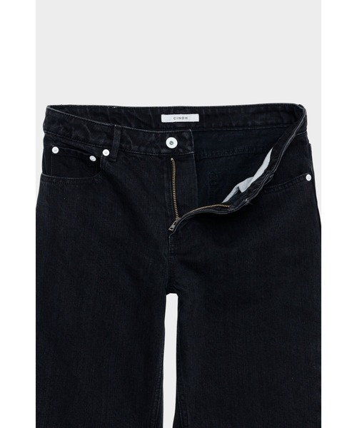 CINOH（チノ）の「DENIM FRONT SLIT PANTS（デニムパンツ・レディース・ブラック・25/26/24）」の5枚目の写真