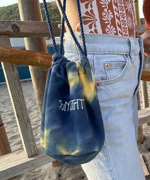 INTER FACTORY(インターファクトリー)の「moeka - SUNOUTFIT巾着ミニバッグ(ハンドバッグ・レディース・ネイビー/チャコールグレー・FREE)」の2枚目の写真