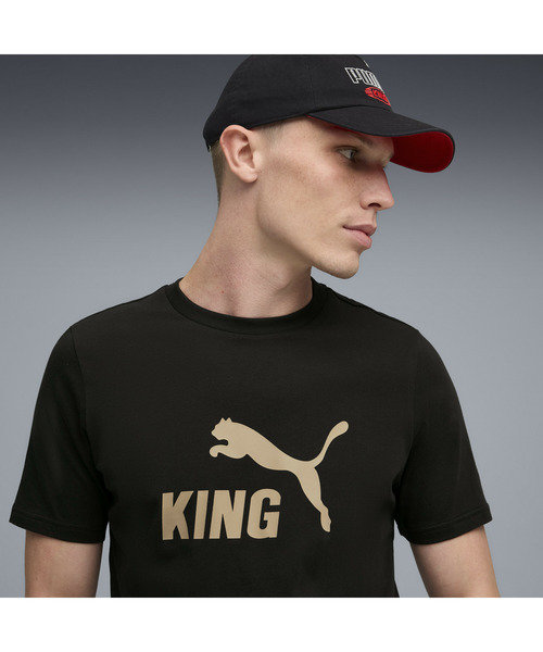PUMA(プーマ)の「PUMA プーマ メンズ サッカー キング ロゴ 半袖 Tシャツ(Tシャツ/カットソー・メンズ・ブラック×ゴールド・MEDIUM/LARGE/SMALL/X-SMALL/X-LARGE)」の2枚目の写真