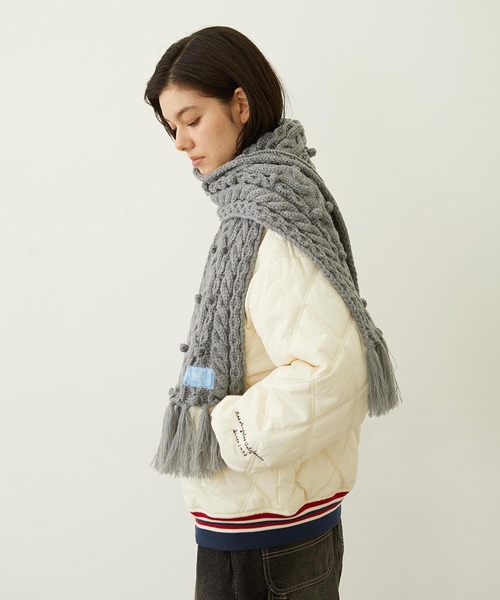 MILKFED.（ミルクフェド）の「CABLE KNIT STOLE（マフラー・レディース・オフホワイト/アッシュ/ブラック・ONE SIZE）」の15枚目の写真