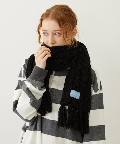 MILKFED.（ミルクフェド）の「CABLE KNIT STOLE（マフラー・レディース・オフホワイト/アッシュ/ブラック・ONE SIZE）」の10枚目の写真