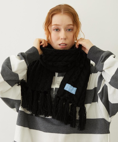 MILKFED.（ミルクフェド）の「CABLE KNIT STOLE（マフラー・レディース・オフホワイト/アッシュ/ブラック・ONE SIZE）」の12枚目の写真