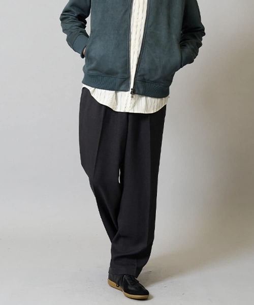 a.v.v（アーヴェヴェ）の「ワンタックワイドイージースラックス　LANATEC【ストレッチ/洗濯機で洗える/イージーケア/毛玉になりにくい】（その他パンツ・メンズ・ブラック/ベージュ/チャコールグレー・46/48）」の2枚目の写真