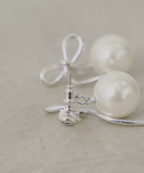 Chico（チコ）の「ニュアンスリボンパールピアス（ピアス（両耳用）・レディース・シルバー/ゴールド・FREE）」の3枚目の写真