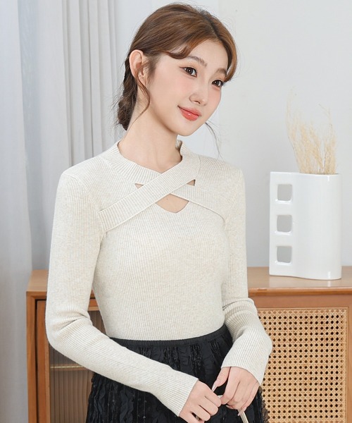 Anely(アネリー)の「ソリッドカラー フロント クロス ニット プルオーバー(ニット/セーター・レディース・ブラック/グレイッシュベージュ/ベージュ/ホワイト・FREE)」の4枚目の写真