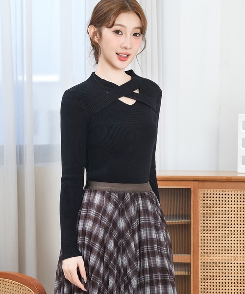 Anely(アネリー)の「ソリッドカラー フロント クロス ニット プルオーバー(ニット/セーター・レディース・ブラック/グレイッシュベージュ/ベージュ/ホワイト・FREE)」の6枚目の写真