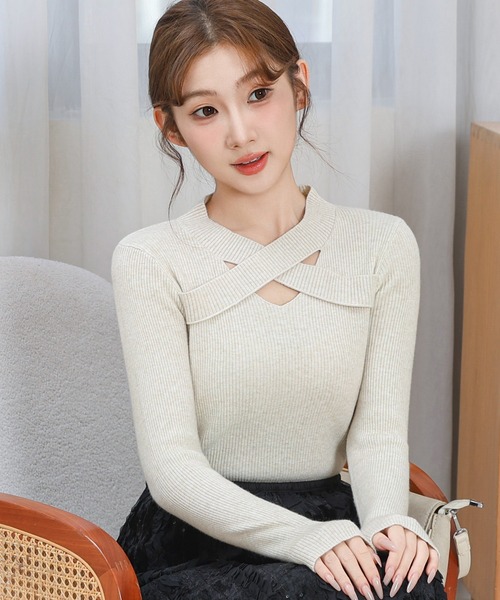 Anely(アネリー)の「ソリッドカラー フロント クロス ニット プルオーバー(ニット/セーター・レディース・ブラック/グレイッシュベージュ/ベージュ/ホワイト・FREE)」の11枚目の写真