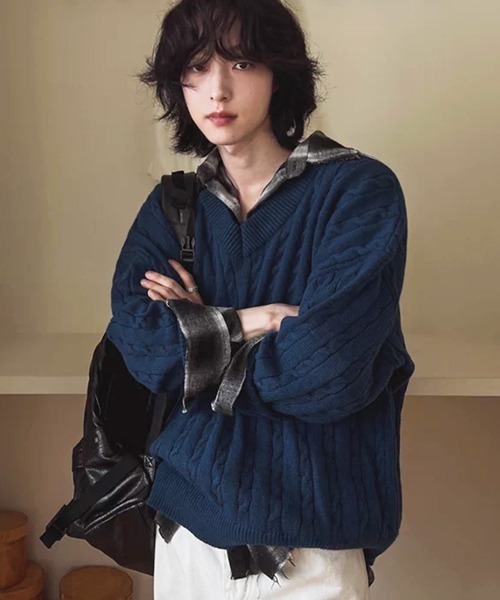 NOWLE（ノウル）の「【NOWLE】ケーブル編み Vネック プルオーバー ニット（ニット/セーター・メンズ・グレー/ダークブルー/ブラック・MEDIUM/LARGE/X-LARGE）」の3枚目の写真