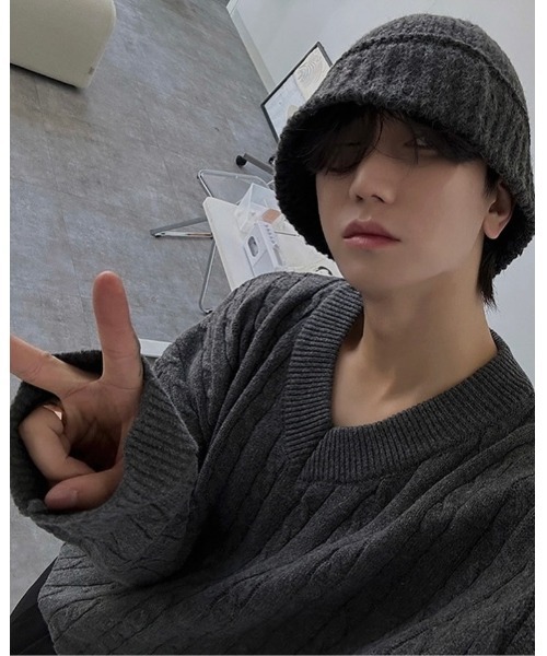 NOWLE（ノウル）の「【NOWLE】ケーブル編み Vネック プルオーバー ニット（ニット/セーター・メンズ・グレー/ダークブルー/ブラック・MEDIUM/LARGE/X-LARGE）」の7枚目の写真