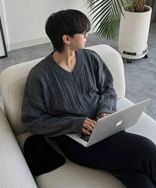 NOWLE（ノウル）の「【NOWLE】ケーブル編み Vネック プルオーバー ニット（ニット/セーター・メンズ・グレー/ダークブルー/ブラック・MEDIUM/LARGE/X-LARGE）」の12枚目の写真