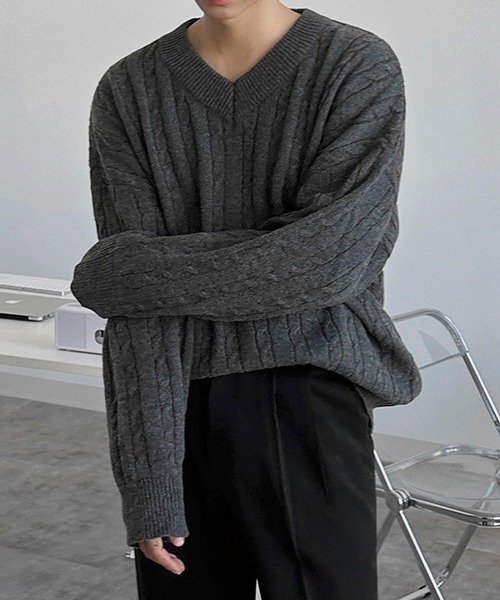 NOWLE（ノウル）の「【NOWLE】ケーブル編み Vネック プルオーバー ニット（ニット/セーター・メンズ・グレー/ダークブルー/ブラック・MEDIUM/LARGE/X-LARGE）」の4枚目の写真