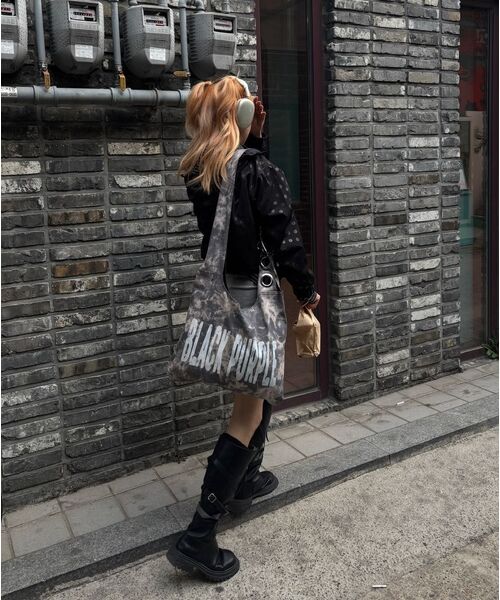BLACKPURPLE(ブラックパープル)の「デュースロングハンドルバッグ Deux-Eyelet Long Handle Bag_Gray(メッセンジャーバッグ・レディース・グレー・FREE)」の7枚目の写真