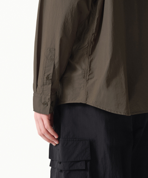 MUSINSA STANDARD（ムシンサスタンダード）の「[シティレジャー] ライトウェイトナイロンオーバーサイズシャツ [ブラウン]（シャツ/ブラウス・メンズ・その他・SMALL/MEDIUM/LARGE/X-LARGE/XX-LARGE）」の9枚目の写真