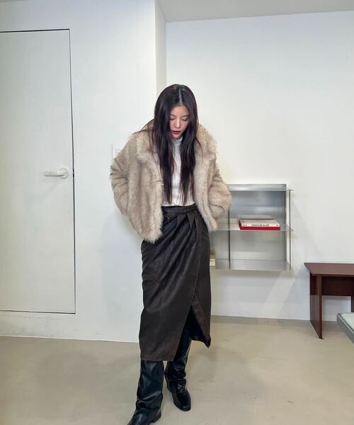 WESLEYHYUSTON(ウェズリーユーストン)の「THREE TUCK GURKHA LEATHER SKIRT BROWN(スカート・レディース・その他・MEDIUM/SMALL)」の3枚目の写真