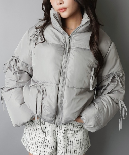 SPINNS（スピンズ）の「リボンで甘さ盛り！ふんわりガーリー中綿ジャケット（ダウンジャケット/コート・レディース・ブラック/アイボリー/グレー・ONESIZE）」の3枚目の写真