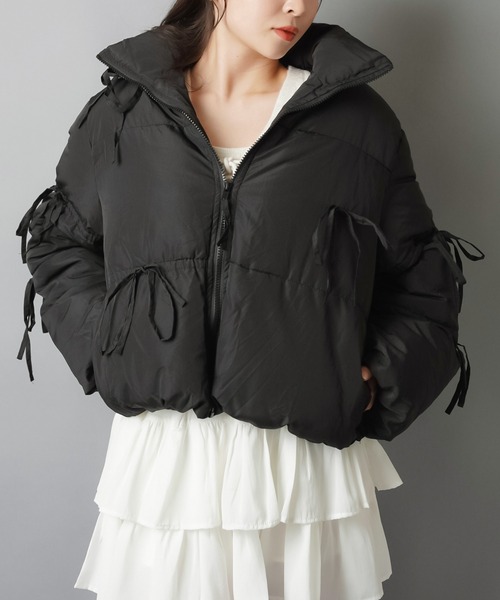 SPINNS（スピンズ）の「リボンで甘さ盛り！ふんわりガーリー中綿ジャケット（ダウンジャケット/コート・レディース・ブラック/アイボリー/グレー・ONESIZE）」の2枚目の写真