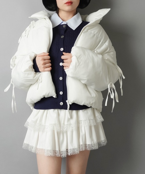 SPINNS（スピンズ）の「リボンで甘さ盛り！ふんわりガーリー中綿ジャケット（ダウンジャケット/コート・レディース・ブラック/アイボリー/グレー・ONESIZE）」の5枚目の写真