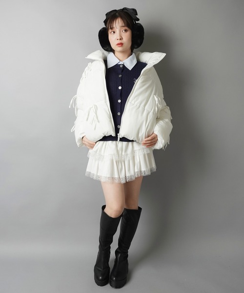 SPINNS（スピンズ）の「リボンで甘さ盛り！ふんわりガーリー中綿ジャケット（ダウンジャケット/コート・レディース・ブラック/アイボリー/グレー・ONESIZE）」の7枚目の写真