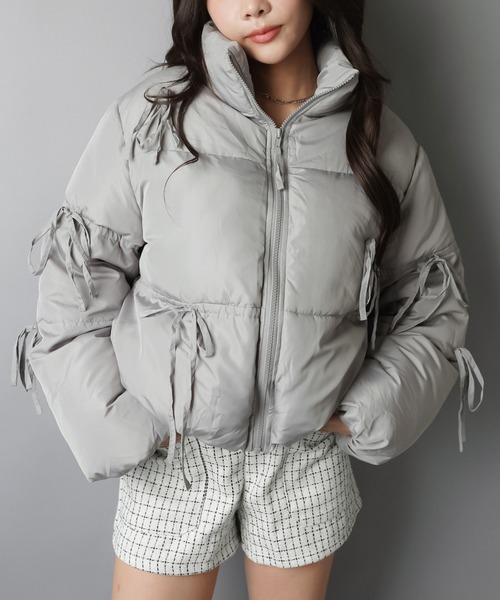 SPINNS（スピンズ）の「リボンで甘さ盛り！ふんわりガーリー中綿ジャケット（ダウンジャケット/コート・レディース・ブラック/アイボリー/グレー・ONESIZE）」の11枚目の写真