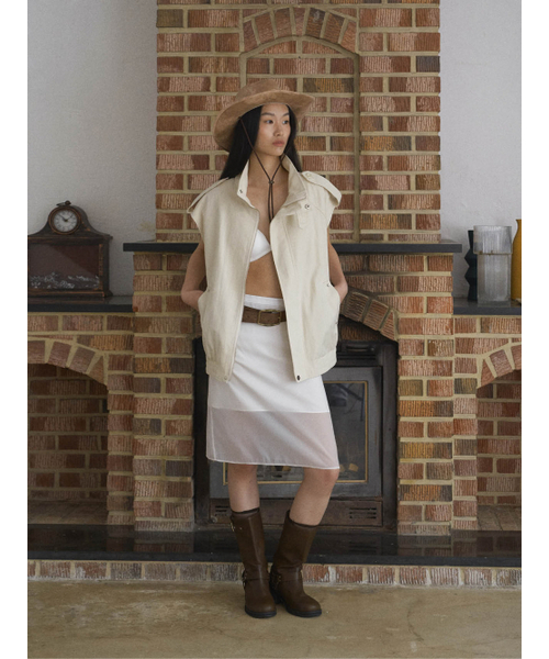 FROMWHERE（フロムウェア）の「HIGH NECKED OVERSIZED VEST CREAM（ベスト・レディース・クリーム・FREE）」の2枚目の写真