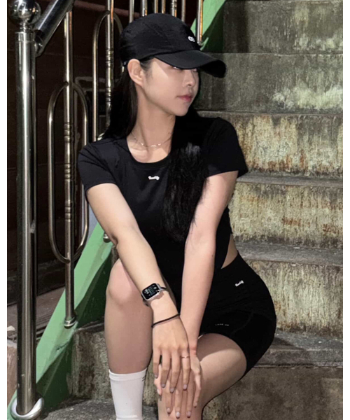 REACTIFY(リアクティファイ)の「Womens semi Cropped T-Shirt Black(Tシャツ/カットソー・レディース・その他・LARGE/SMALL/MEDIUM)」の2枚目の写真