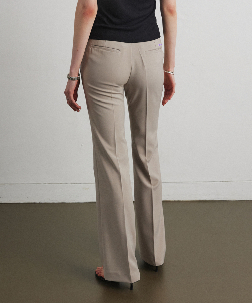 AHRE(アフレ)の「ESSENTIAL BOOTCUT SLACKS_BEIGE(スラックス・レディース・その他・SMALL/MEDIUM/LARGE)」の2枚目の写真