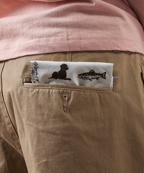 Eddie Bauer(エディーバウアー)の「ラブラドール モチーフ バンダナ(バンダナ/スカーフ・メンズ・ベージュ/ダークネイビー・F)」の6枚目の写真