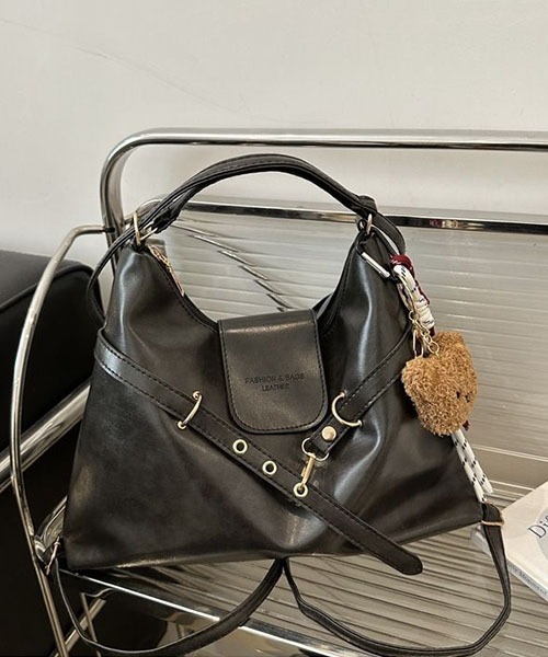 gossip!ロサンゼルス(ゴシップロサンゼルス)の「メタルバックル装飾 PU レザー 2WAY トートバッグ ショルダー付き チャーム付属 レディース 通勤 通学 A4 対応(バックパック/リュック・レディース・ブラウン/モカ/ブラック・FREE)」の9枚目の写真