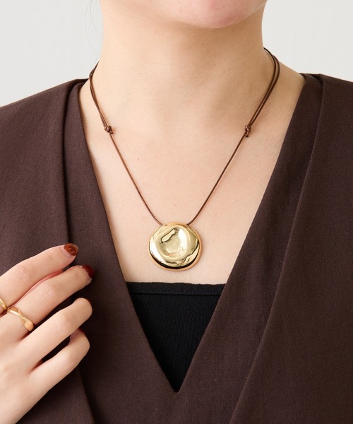 PAPILLONNER(パピヨネ)の「PAPILLONNER/ラウンドコードネックレス(ネックレス・レディース・ゴールド・FREE)」の2枚目の写真