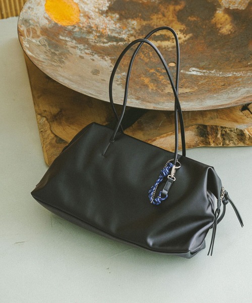 GLOBAL WORK(グローバルワーク)の「スペ軽チャーム付きBIGボストン/646420(ボストンバッグ・レディース・ブラック/ダークブラウン・ONE SIZE)」の2枚目の写真