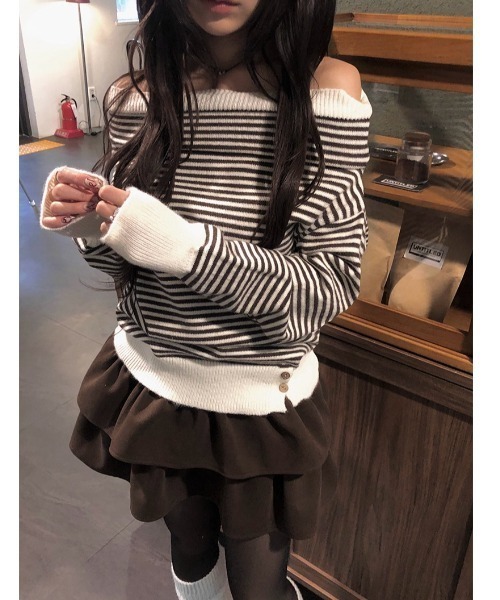 anyonemore(エニワンモア)の「ボーダー柄ルーズ裾ボタンオフショルダーニット(ニット/セーター・レディース・ブラウン・FREE)」の1枚目の写真