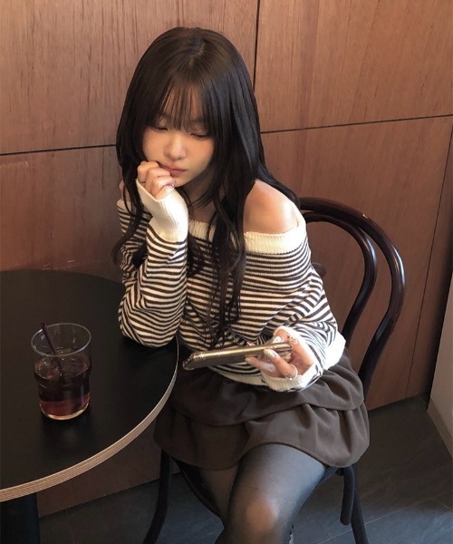 anyonemore(エニワンモア)の「ボーダー柄ルーズ裾ボタンオフショルダーニット(ニット/セーター・レディース・ブラウン・FREE)」の11枚目の写真