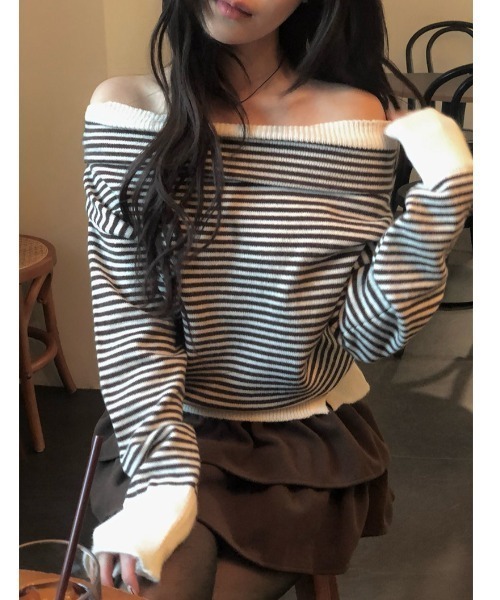anyonemore(エニワンモア)の「ボーダー柄ルーズ裾ボタンオフショルダーニット(ニット/セーター・レディース・ブラウン・FREE)」の5枚目の写真