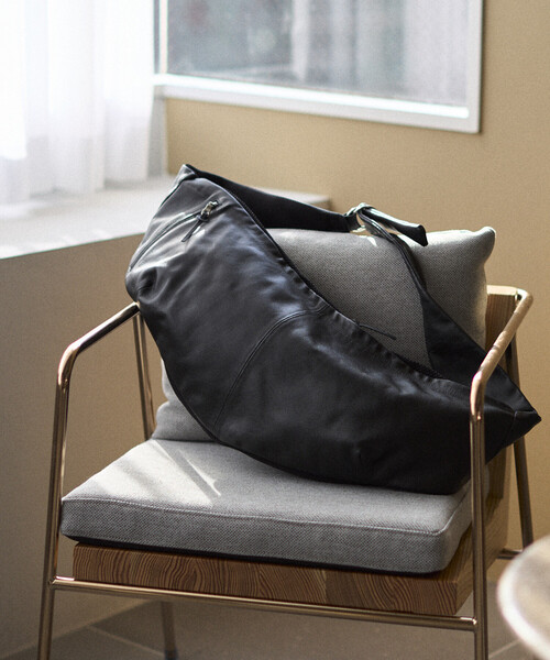 Firsthand（ファーストハンド）の「Firsthand/ファーストハンド Leather Crossbody Sling Bag / レザー スリングバッグ / 牛革 / 撥水レザー（ボディバッグ/ウエストポーチ・メンズ・ブラック・ONE SIZE）」の2枚目の写真