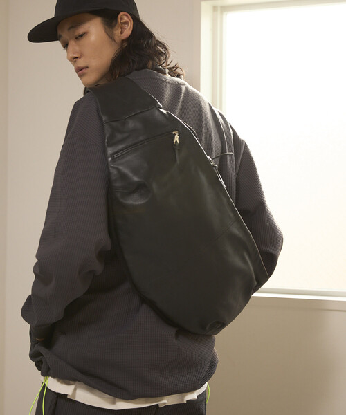 Firsthand（ファーストハンド）の「Firsthand/ファーストハンド Leather Crossbody Sling Bag / レザー スリングバッグ / 牛革 / 撥水レザー（ボディバッグ/ウエストポーチ・メンズ・ブラック・ONE SIZE）」の4枚目の写真