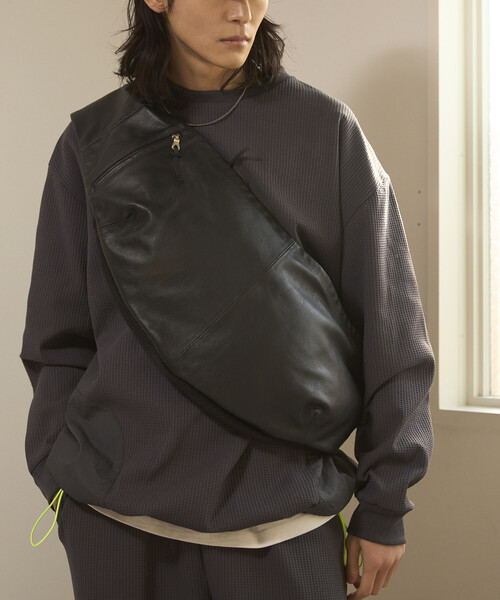 Firsthand（ファーストハンド）の「Firsthand/ファーストハンド Leather Crossbody Sling Bag / レザー スリングバッグ / 牛革 / 撥水レザー（ボディバッグ/ウエストポーチ・メンズ・ブラック・ONE SIZE）」の5枚目の写真