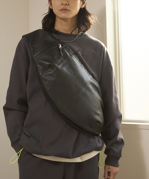 Firsthand（ファーストハンド）の「Firsthand/ファーストハンド Leather Crossbody Sling Bag / レザー スリングバッグ / 牛革 / 撥水レザー（ボディバッグ/ウエストポーチ・メンズ・ブラック・ONE SIZE）」の6枚目の写真