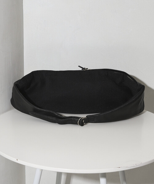 Firsthand（ファーストハンド）の「Firsthand/ファーストハンド Leather Crossbody Sling Bag / レザー スリングバッグ / 牛革 / 撥水レザー（ボディバッグ/ウエストポーチ・メンズ・ブラック・ONE SIZE）」の14枚目の写真