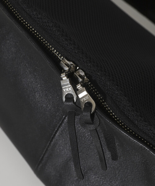 Firsthand（ファーストハンド）の「Firsthand/ファーストハンド Leather Crossbody Sling Bag / レザー スリングバッグ / 牛革 / 撥水レザー（ボディバッグ/ウエストポーチ・メンズ・ブラック・ONE SIZE）」の17枚目の写真