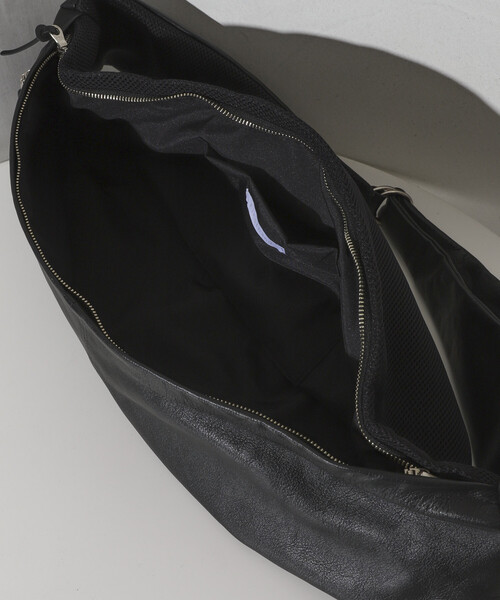 Firsthand（ファーストハンド）の「Firsthand/ファーストハンド Leather Crossbody Sling Bag / レザー スリングバッグ / 牛革 / 撥水レザー（ボディバッグ/ウエストポーチ・メンズ・ブラック・ONE SIZE）」の18枚目の写真