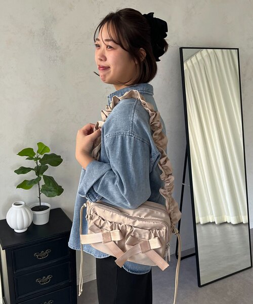 prose verse(プロズヴェール)の「【SAPON】撥水リボンシャーリングショルダーバッグ(ショルダーバッグ・レディース・ブラック/ベージュ・FREE)」の2枚目の写真