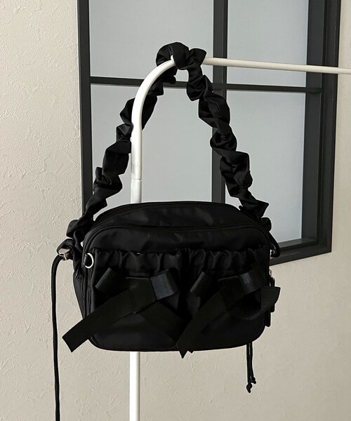 prose verse(プロズヴェール)の「【SAPON】撥水リボンシャーリングショルダーバッグ(ショルダーバッグ・レディース・ブラック/ベージュ・FREE)」の3枚目の写真