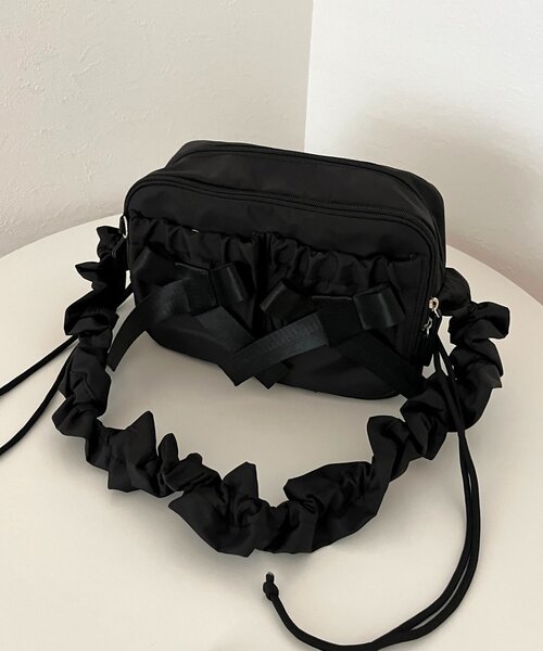 prose verse(プロズヴェール)の「【SAPON】撥水リボンシャーリングショルダーバッグ(ショルダーバッグ・レディース・ブラック/ベージュ・FREE)」の4枚目の写真