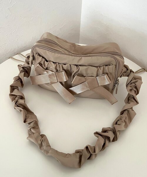 prose verse(プロズヴェール)の「【SAPON】撥水リボンシャーリングショルダーバッグ(ショルダーバッグ・レディース・ブラック/ベージュ・FREE)」の12枚目の写真