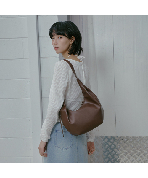 LAP（ラップ）の「SOFT CURVE HOBO BAG AS7AB283（ショルダーバッグ・レディース・ブラック/ダークブラウン・FREE）」の3枚目の写真