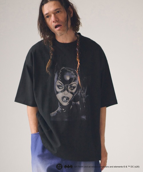 ADAM PATEK(アダムパテック)の「mt10342-ADAMPATEK -CAT WOMAN short sleeve t-shirt Tシャツ(AP2614040)(Tシャツ/カットソー・メンズ・ブラック・2/1)」の2枚目の写真