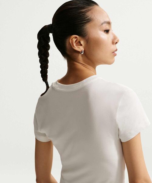 NIKE(ナイキ)の「ナイキ スポーツウェア チル ニット ウィメンズ スリム クロップド Tシャツ / Nike Sportswear Chill Knit Women's Slim Cropped T-Shirt IR7841-133 Sail(Tシャツ/カットソー・レディース・クリーム・XS/XL/S/M/L)」の2枚目の写真